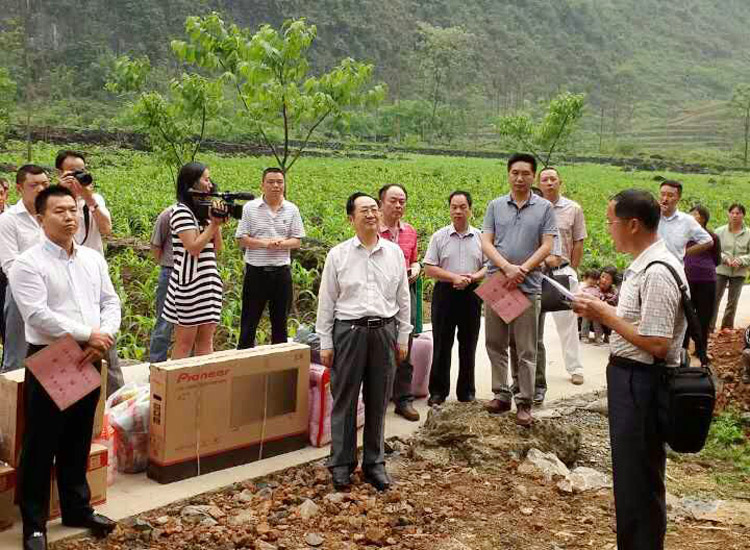 广西农村扶贫助困联合会秘书长韦瑞能主持捐赠仪式