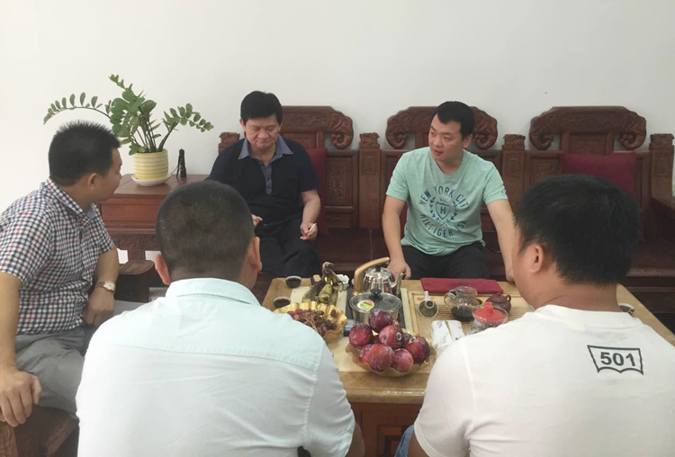 广西泰宁集团董事长符安卫（左一）与广东省龟鳖养殖协会吴满林常务副会长（中）、何枫强副会长（右一）探讨龟鳖养殖业的发展现状