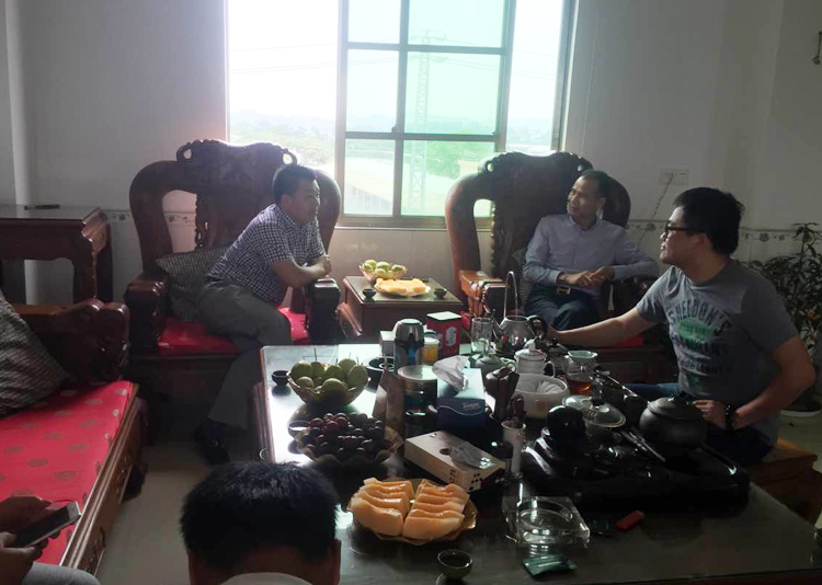 广西泰宁集团董事长符安卫（左一）与财兴集团董事长刘财灵（中）深层次的交谈种植、养殖、深加工等一系列工作