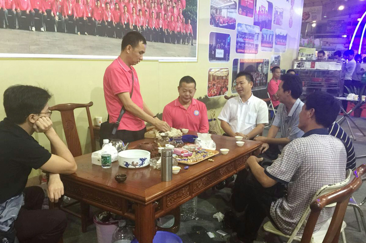 广西泰宁集团董事长符安卫与来自广东各地的龟鳖协会领导、养殖专家交流